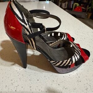 🔥 Bold & Unique G by Guess Heels – Size 8.5